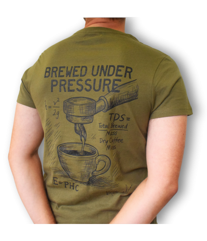 Camiseta verde Brewed Under Pressure | Merchandising Montecelio Café